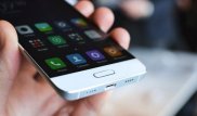 Үнді жігітінің қолында қытайлық смартфон жарылып кетті