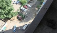 Белгісіз ер адам Орал орталығындағы көпқабатты үйден секіріп кеткен