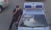Мәскеуде жартылай жалаңаш қыз полиция көлігін қиратты