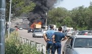 Алматыда жолда өртенген жүк көлігін куәгерлер видеоға түсіріп алды