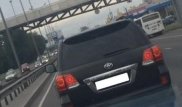 Алматыда Toyota Land Cruiser жол бермей қойған жедел жәрдем көлігінде жүкті әйел болған