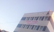 Қостанайда ер адам төртқабатты ғимараттың шатырынан секірмек болған