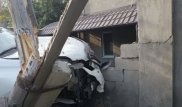 Шымкентте жол талғамайтын көлік бағана мен үйдің қоршауын қиратты
