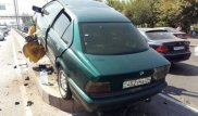 Алматыда жүргізуші қарсы жолға шығып кетіп, жол ортасындағы қоршауға соғысты