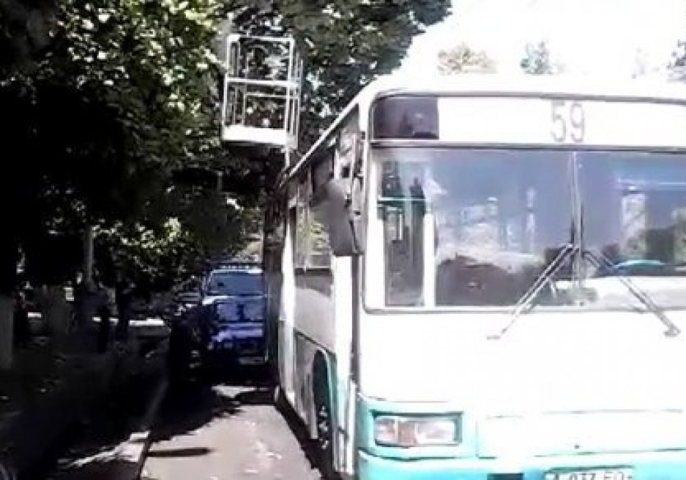 Алматыда автобус жұмысшысы бар автомұнараға соғысты