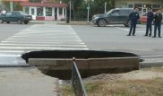 Павлодарда асфальт опырылып, бала жетектеген әйел бес метрлік шұңқырға түсіп кетті