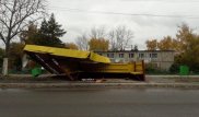 Қостанай облысында жолаушылар автобусы аялдаманы қиратып кетті