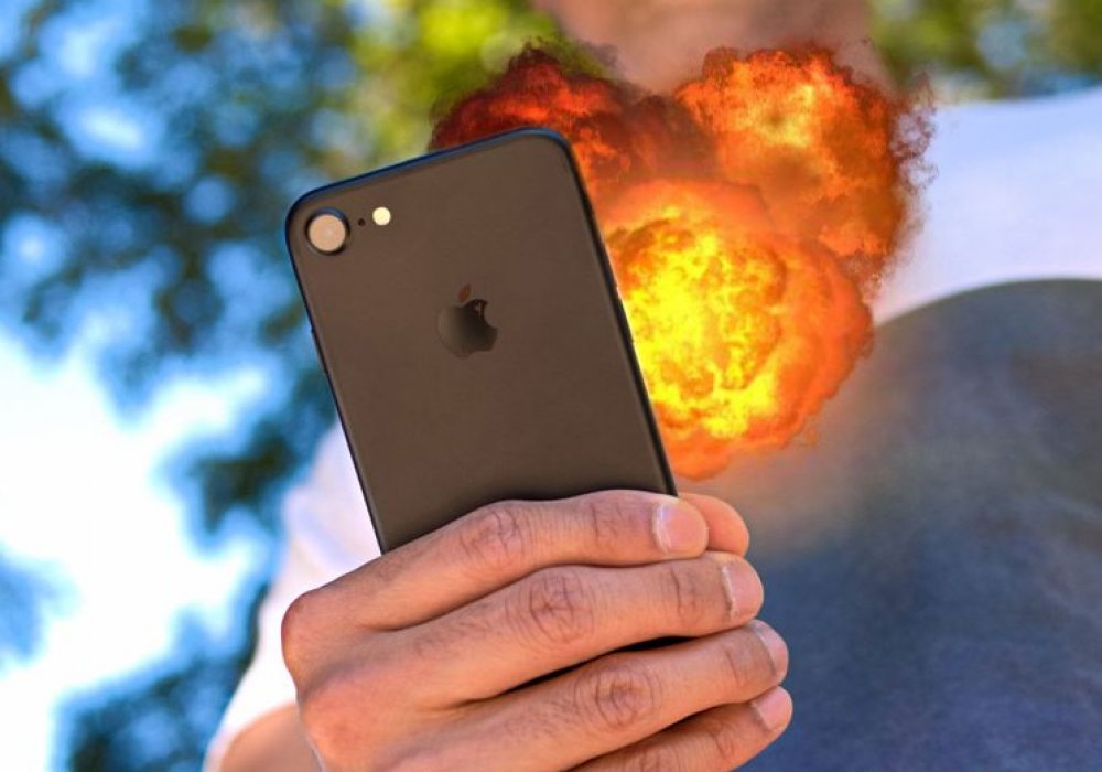 Видео түсіріп тұрған қолданушының қолында iPhone 7 смартфоны жарылып кетті