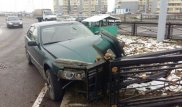 Алматыда BMW жүргізушісі тізгінге ие бола алмай, қоршауды қиратты