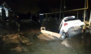 Алматыда Subaru қазылған шұңқырға түсіп кетті