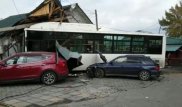 Алматыда автобус дүкенді соғып кетті
