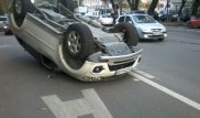 Алматыда автобустарға арналған жолақта көлік аударылып кетті