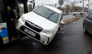 Алматыда баласы бар жүргізуші әйел автобуспен соғысты