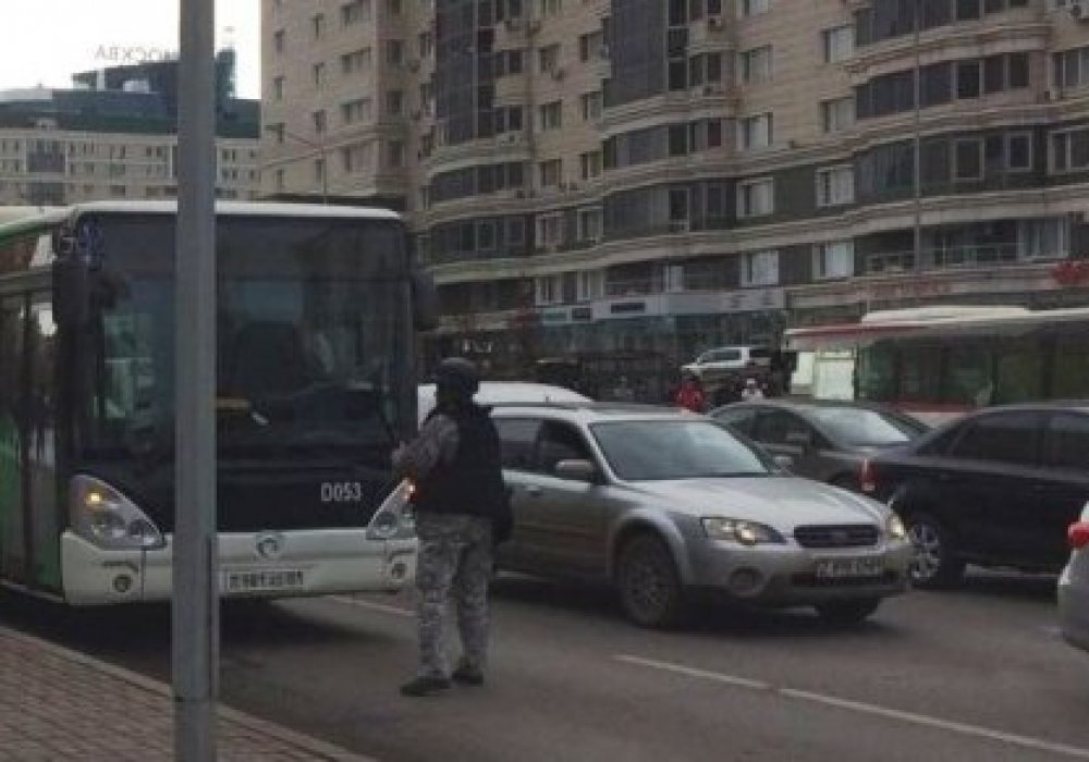 Астанада полицейлердің жолаушылар автобусын неліктен тоқтатқаны белгілі болды