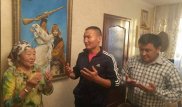 Айтыскер ақын Қанат Исламға жекпе-жегінің алдында батасын берді