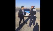 Жол полицейі жүргізушінің телефонын тартып алды
