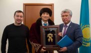 Мәдениет және спорт министрі Қанат Исламға шапан жапты
