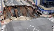 Жапонияның қаласында жолдың 30 метрлік бөлігі опырылды
