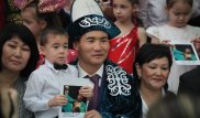 Қанат Ислам атыраулық жетім балаларға теледидар сыйлады