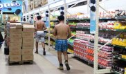 Алматылық гипермаркет жалаңаш сатып алушылар қатысқан акция үшін кешірім сұрады