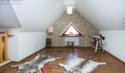 Астанада сатылымға қойылған зәулім үйде Қызыл кітапқа енген барыстың терісі табылды