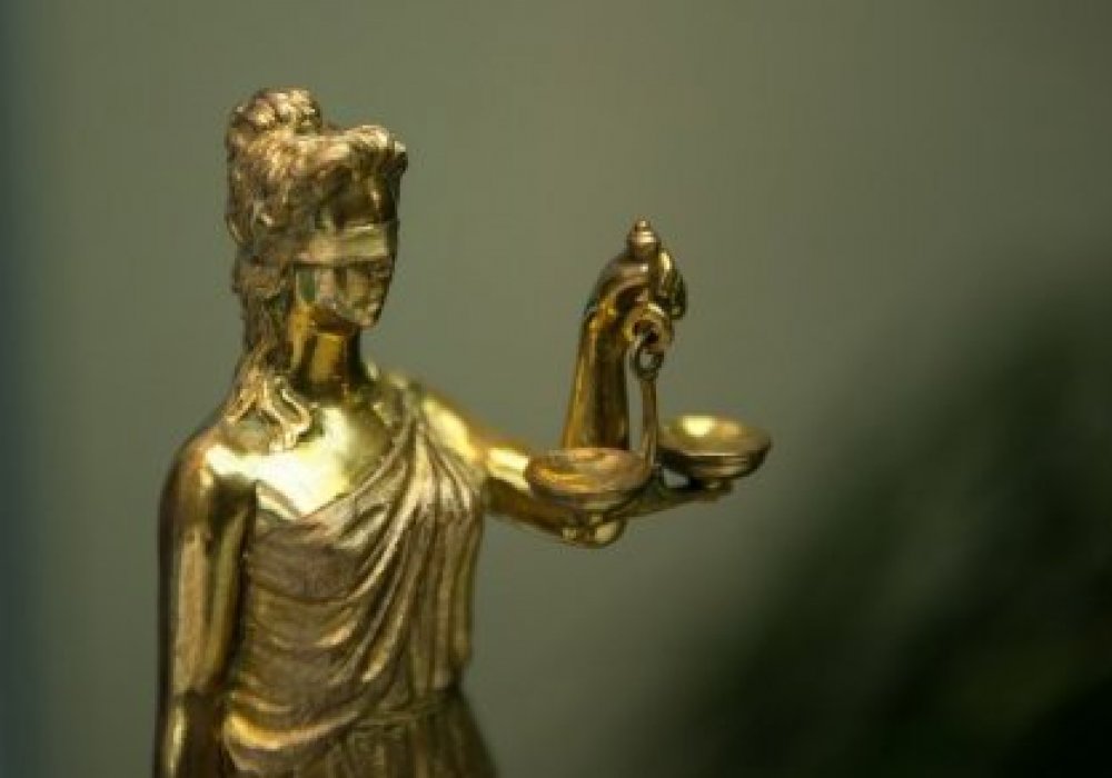 Әйелінің бизнесі үшін қызметінен айырылған шенеунік сотқа жүгінбек