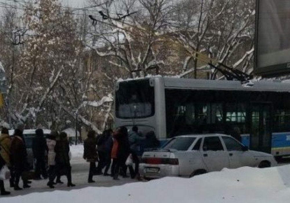 Алматыда төтенше жағдайға байланысты шамамен 50 троллейбус жолда тұрып қалған