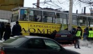 ШҚО-да трамвай автокөлікті бағанаға жаншып тастады