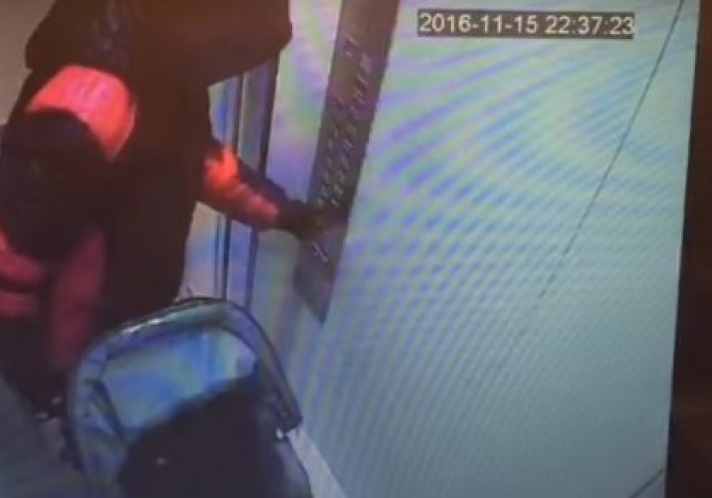 Алматыда балалар арбасы ұрланған сәт видеоға түсіп қалды