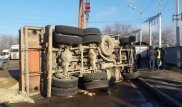 Алматыда жүк тиеген "КамАЗ" Lada көлігімен соғысып, аударылды