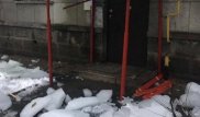 Алматыда егде жастағы әйелге шатырдағы мұз кесегі түсіп кетті