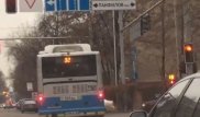 Алматыда автобус жүргізушісі жол ережесін бір минут ішінде екі рет бұзды