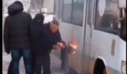 Семейде өртеніп жатқан автобусты қармен өшіруге тырысқан