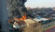 Алматыда жеке үйдің шатыры өртеніп кетті