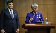Мұхамедиұлы Ауыр атлетика федерациясының президенті Жанат Түсіпбековті медальмен марапаттады