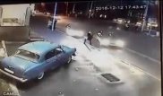 Алматыда такси жүргізушісі қол бұлғап тұрған қызды қағып кетті