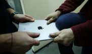 Өскеменде ер адам өзі соққыға жыққан жігітті үйіне дейін шығарып салып, пәтерін тонап кеткен