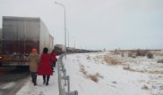 Шымкент - Тараз тасжолында ауа райы бұзылып, ондаған жүк көлігі тұрып қалды