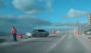 Ақтауда көліктің жол жөндеушіні қағып кеткен сәті видеоға түсіп қалды