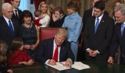 Дональд Трамп АҚШ президенті қызметіндегі алғашқы жарлықтарға қол қойды