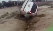 Жантүршігерлік видео: Пәкістанда адамдар отырған көлікті иірім тартып кетті
