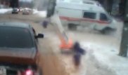 Жантүршігерлік видео: Жол апатынан жедел жәрдем қызметкері көліктен ұшып кетті