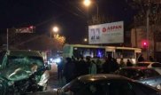 Шымкентте жантүршігерлік жол апаты болды: Адамдар көлік терезелерінен ұшып кеткен