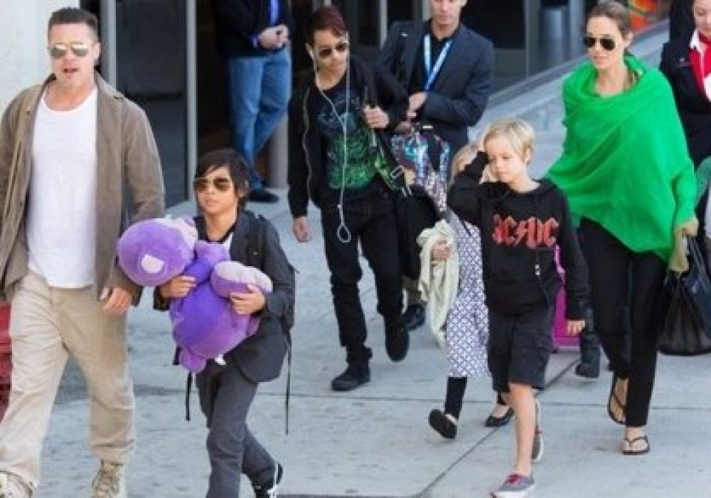 Анджелина Джоли Брэд Питтен ай сайын 100 мың доллар төлеуді талап етті