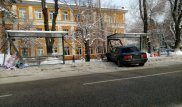 Алматыда Audi жүргізушісі аялдаманы қиратты