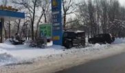 Алматыда жол талғамайтын көлік жанармай құю бекетіндегі стендті қиратты