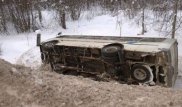 Қарағанды облысында аударылған автобустың 20 жолаушысы балаларымен көмек күтіп отыр