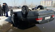 Алматыда жол-көлік оқиғасынан Mercedes көлігі аударылып қалды