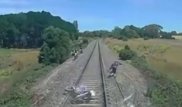 Аустралияда мотоциклші пойыз астына түсіп қала жаздады