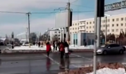 Таразда жолдан өтпек болған қызды көлік қағып кеткен сәт видеоға түсірілді